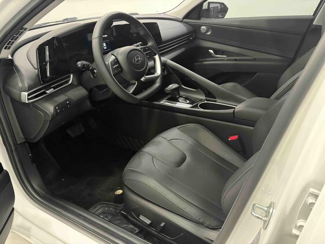 Hyundai Elantra 2022 1.5L CVT LUX Premium – фото 6