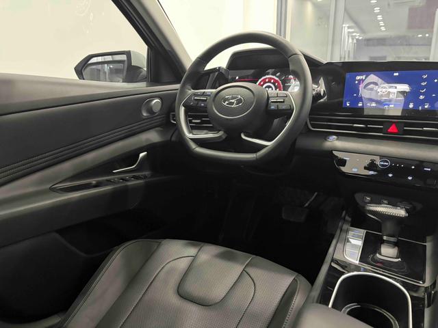 Hyundai Elantra 2022 1.5L CVT LUX Premium – фото 8
