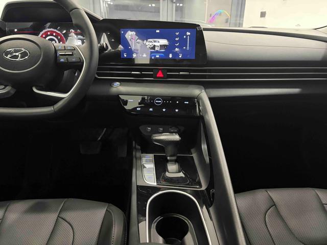 Hyundai Elantra 2022 1.5L CVT LUX Premium – фото 9