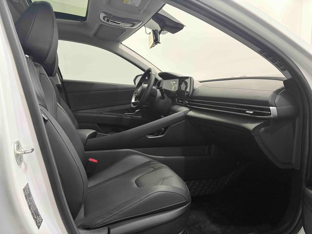 Hyundai Elantra 2022 1.5L CVT LUX Premium – фото 15