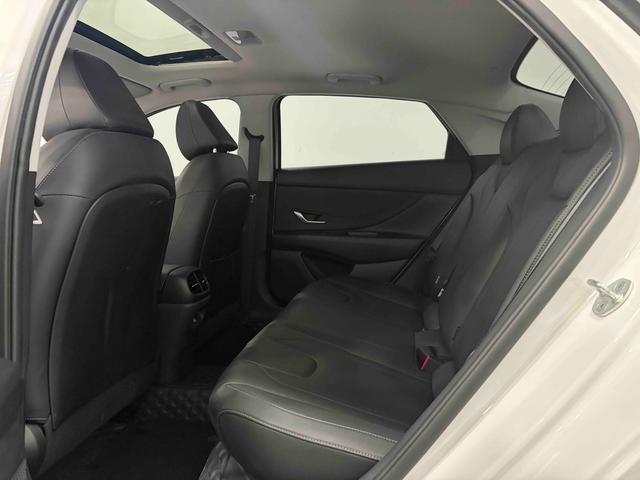 Hyundai Elantra 2022 1.5L CVT LUX Premium – фото 16