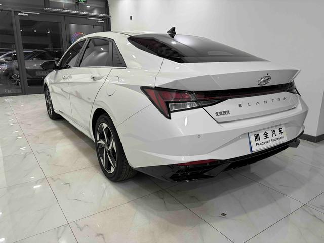 Hyundai Elantra 2022 1.5L CVT LUX Premium – фото 17