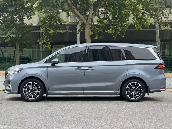 Roewe iMAX8 2022 Model 400TGI Zunrong Edition