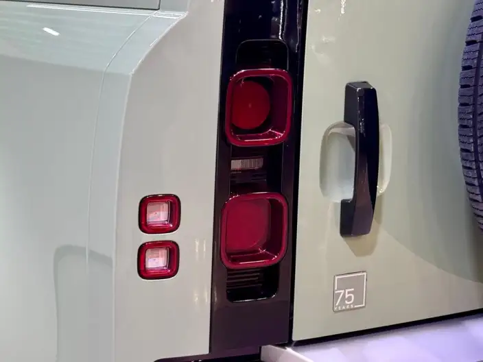 Land Rover Defender 2023 Model 110 3.0T P400 75th Anniversary Special Edition – фото 10