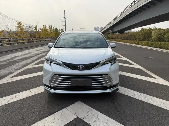 Toyota Sienna 2021 Model 2.5L Hybrid Platinum edition – фото 2
