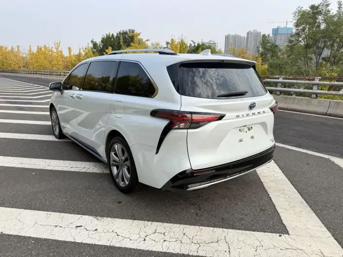Toyota Sienna 2021 Model 2.5L Hybrid Platinum edition – фото 4