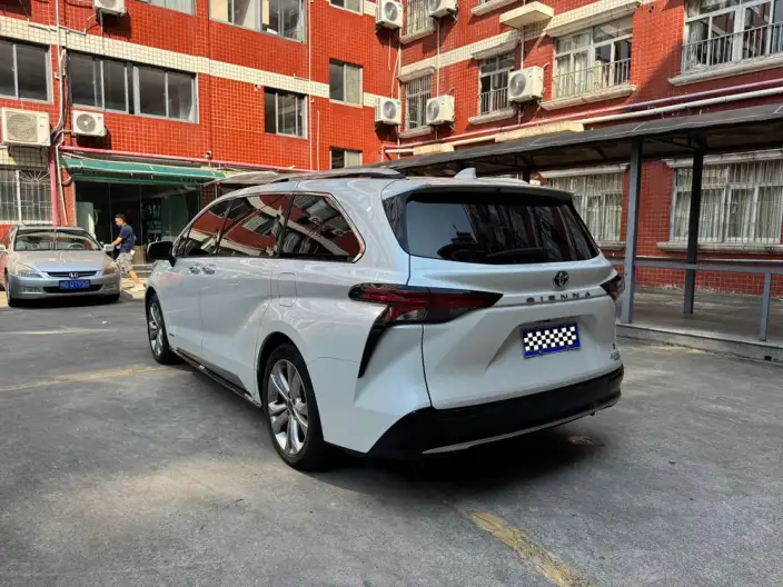 Toyota Sienna 2023 Model Hybrid 2.5L Platinum edition – фото 4