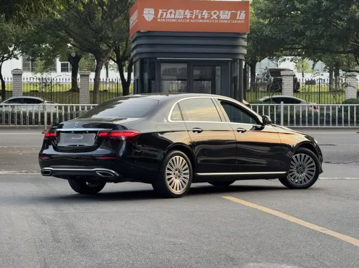 Mercedes-Benz E-Class 2023 Model E 300 L Luxury Model sedan – фото 5