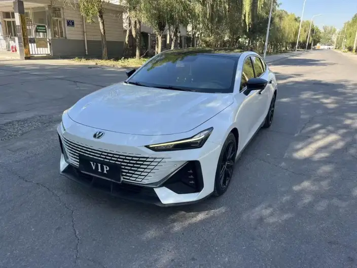 Changan UNI-V 2022 Model 1.5T Smart Pilot Model – фото 1