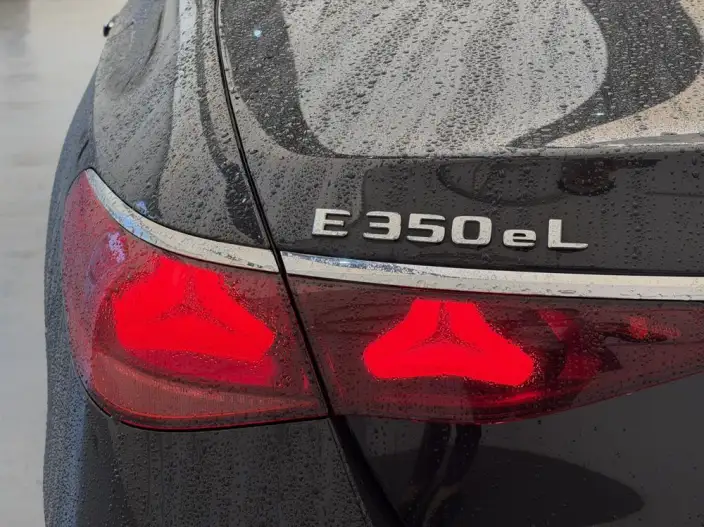 Mercedes-Benz E-Class PHEV 2024 Model E 350 e L sedan – фото 7