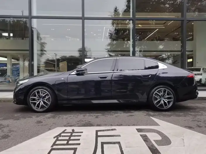 BMW i5 2024 Model eDrive35L Exclusive Model M Sports Set – фото 3