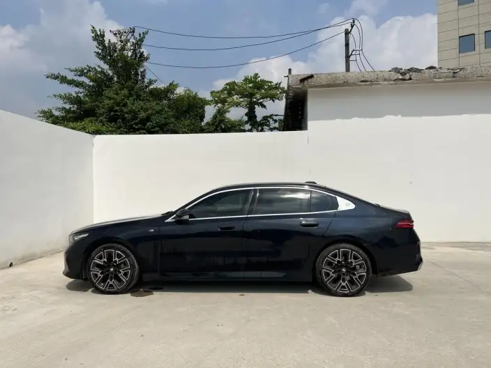 BMW 5 Series 2024 Model 530Li Exclusive Model M Sports Set – фото 3