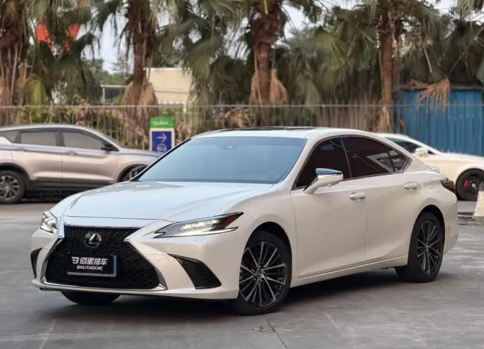 Lexus ES 2022 Model 300h Premium – фото 1