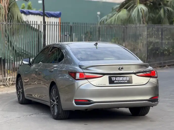 Lexus ES 2022 Model 300h Premium – фото 4