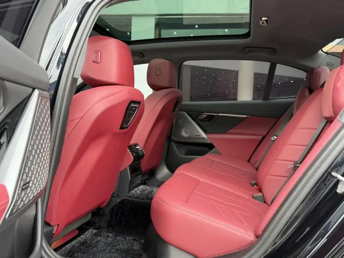 BMW 5 Series 2025 Model 525Li M Sports Set – фото 9