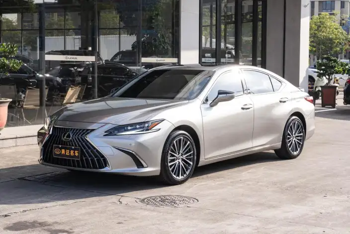 Lexus ES 2022 Model 300h Premium – фото 1