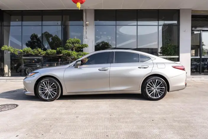 Lexus ES 2022 Model 300h Premium – фото 3
