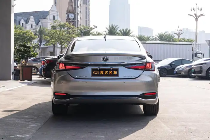 Lexus ES 2022 Model 300h Premium – фото 4