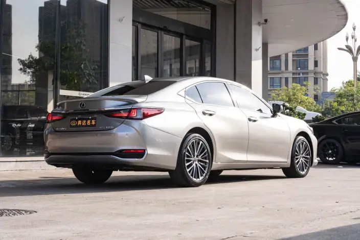 Lexus ES 2022 Model 300h Premium – фото 5