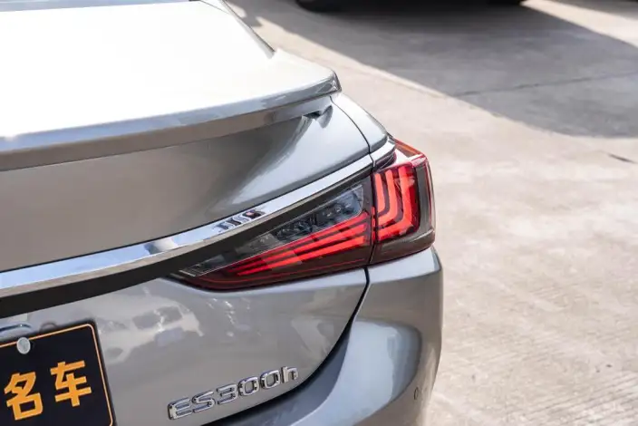 Lexus ES 2022 Model 300h Premium – фото 7