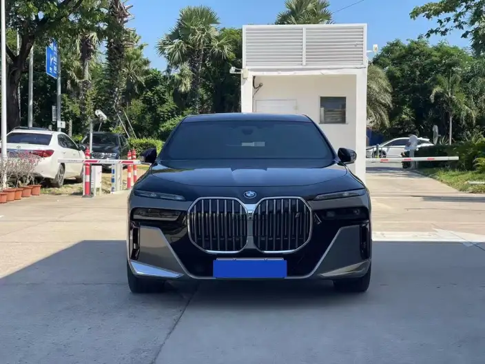 BMW i7 2023 Model eDrive50L Exclusive Model M Sports Set – фото 2