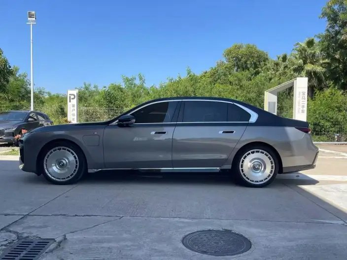 BMW i7 2023 Model eDrive50L Exclusive Model M Sports Set – фото 3