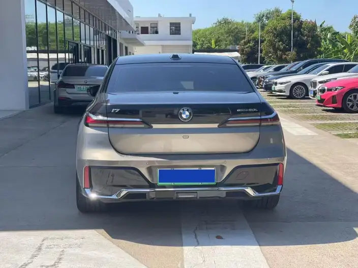BMW i7 2023 Model eDrive50L Exclusive Model M Sports Set – фото 4