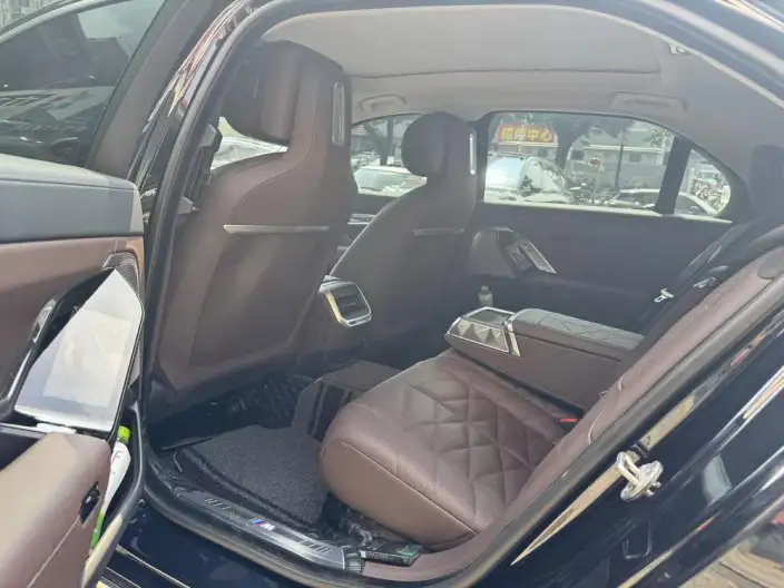 BMW 7 Series 2023 Model 735Li M Sports Set – фото 9
