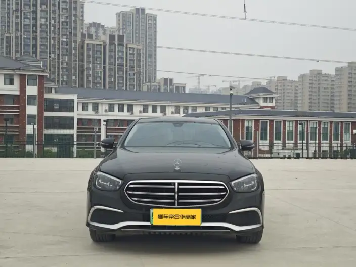 Mercedes-Benz E-Class PHEV 2023 Model E 350 e L sedan – фото 2