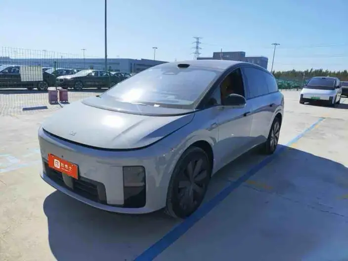 Li Auto i8 2025 Model Standard Edition – фото 1