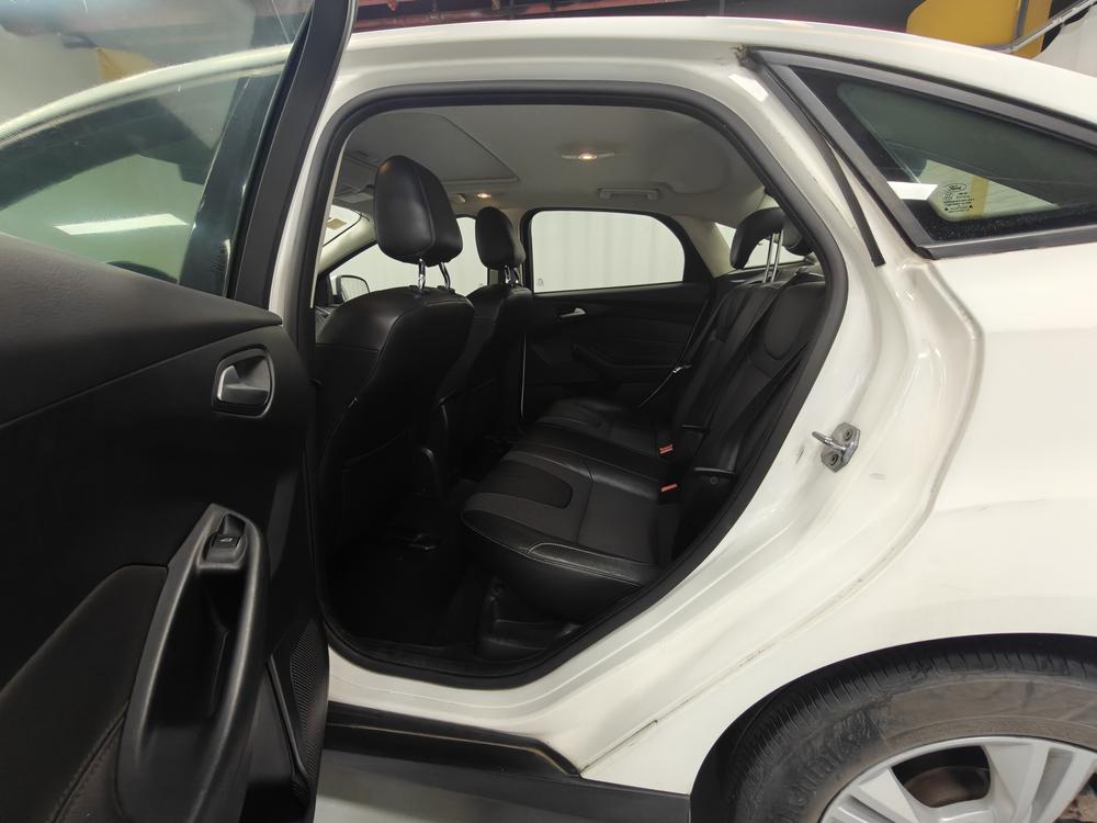 Ford Focus 2012 Sedan 1.6L Automatic Fashion – фото 18