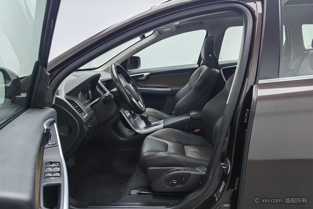 Volvo XC60 2017 T5 AWD Smart Range L Class Edition – фото 17