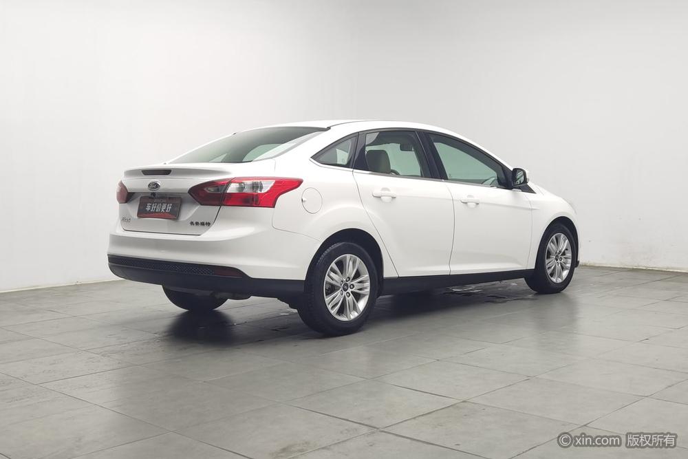 Ford Focus 2012 Sedan 1.6L Manual Comfort – фото 4
