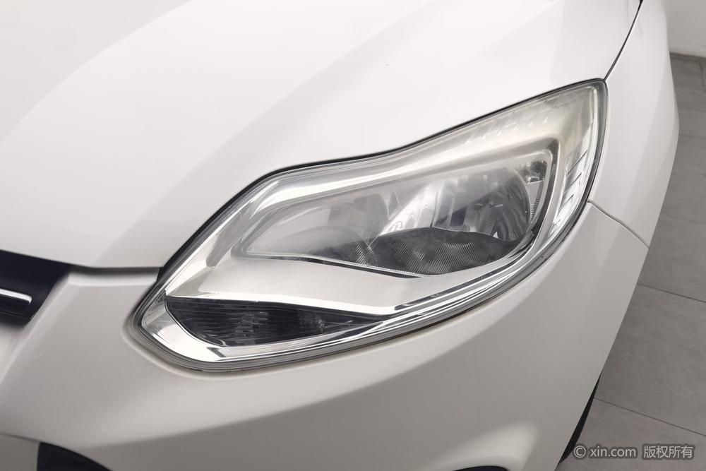 Ford Focus 2012 Sedan 1.6L Manual Comfort – фото 7