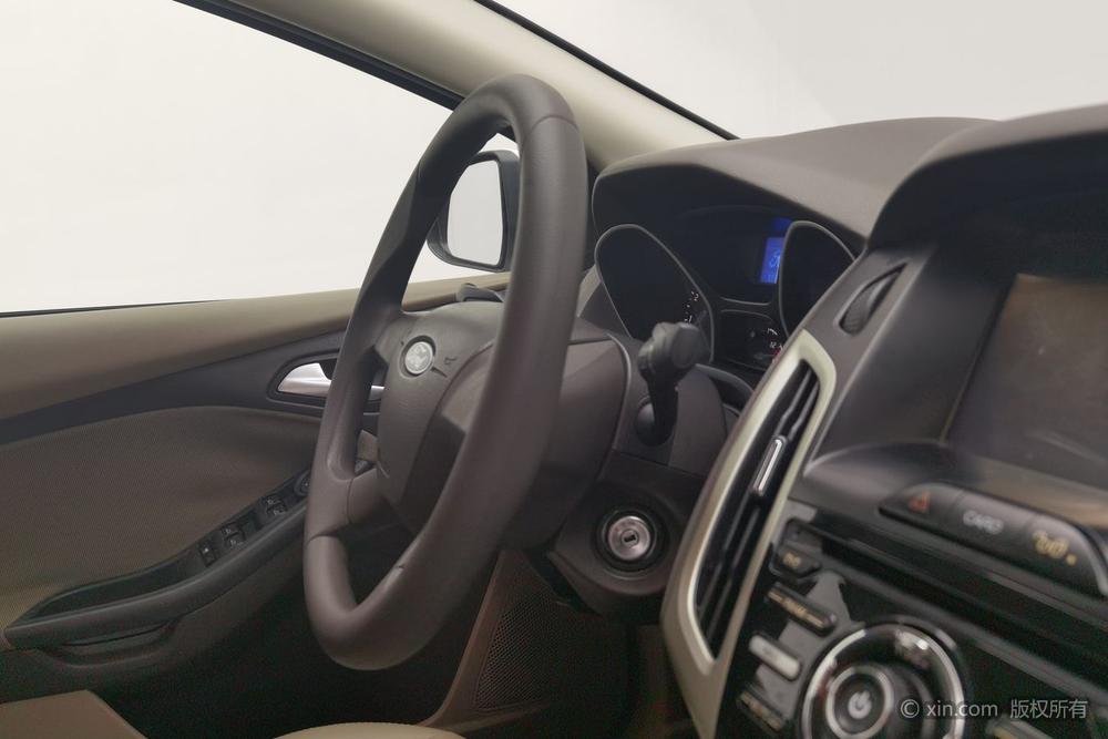 Ford Focus 2012 Sedan 1.6L Manual Comfort – фото 11