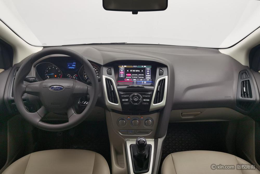Ford Focus 2012 Sedan 1.6L Manual Comfort – фото 12