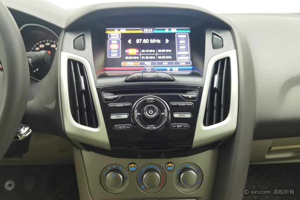 Ford Focus 2012 Sedan 1.6L Manual Comfort – фото 13