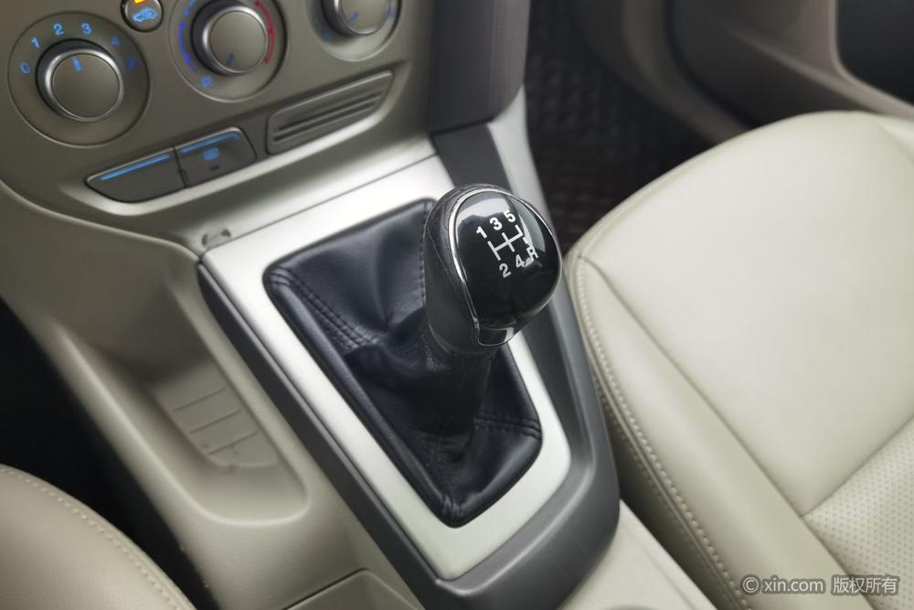 Ford Focus 2012 Sedan 1.6L Manual Comfort – фото 15
