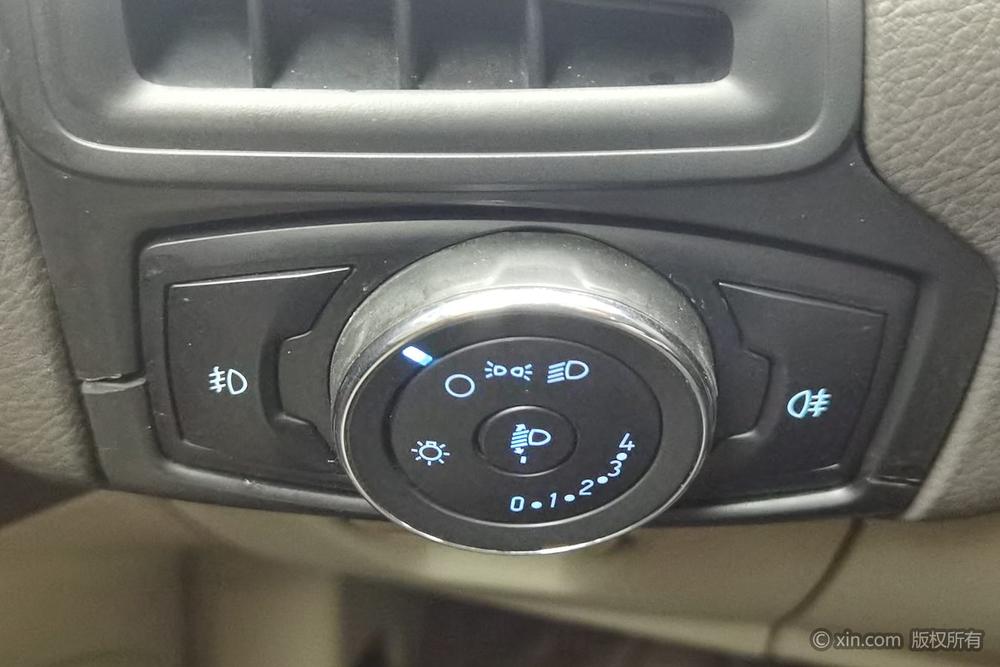 Ford Focus 2012 Sedan 1.6L Manual Comfort – фото 16