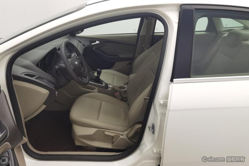 Ford Focus 2012 Sedan 1.6L Manual Comfort – фото 17
