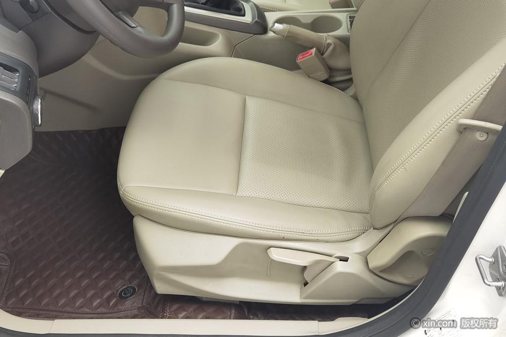 Ford Focus 2012 Sedan 1.6L Manual Comfort – фото 18