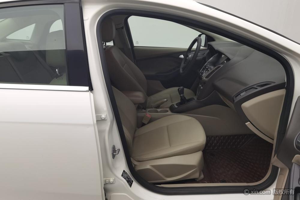 Ford Focus 2012 Sedan 1.6L Manual Comfort – фото 19