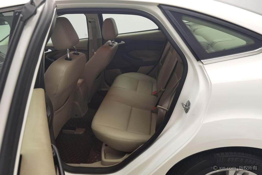 Ford Focus 2012 Sedan 1.6L Manual Comfort – фото 20