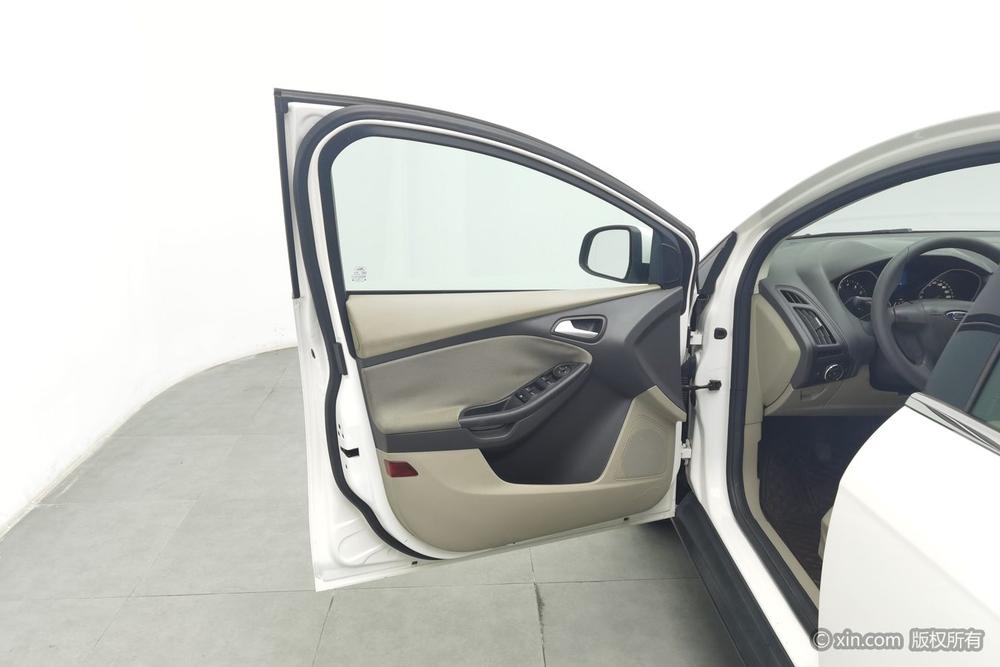 Ford Focus 2012 Sedan 1.6L Manual Comfort – фото 22