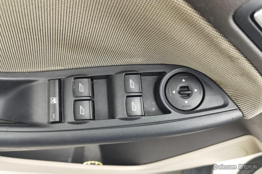 Ford Focus 2012 Sedan 1.6L Manual Comfort – фото 23