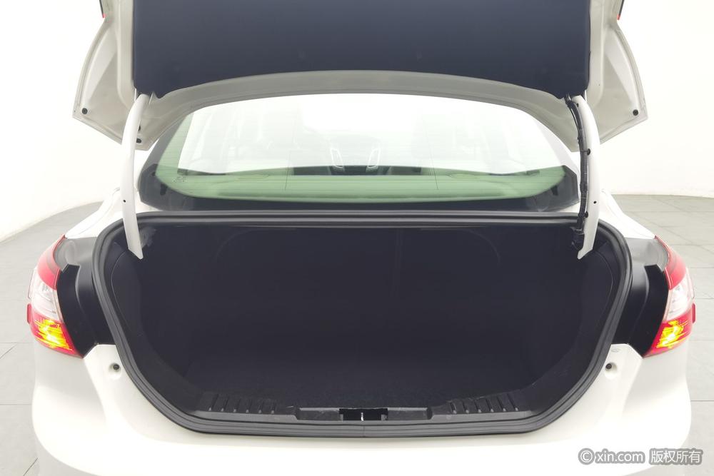 Ford Focus 2012 Sedan 1.6L Manual Comfort – фото 24