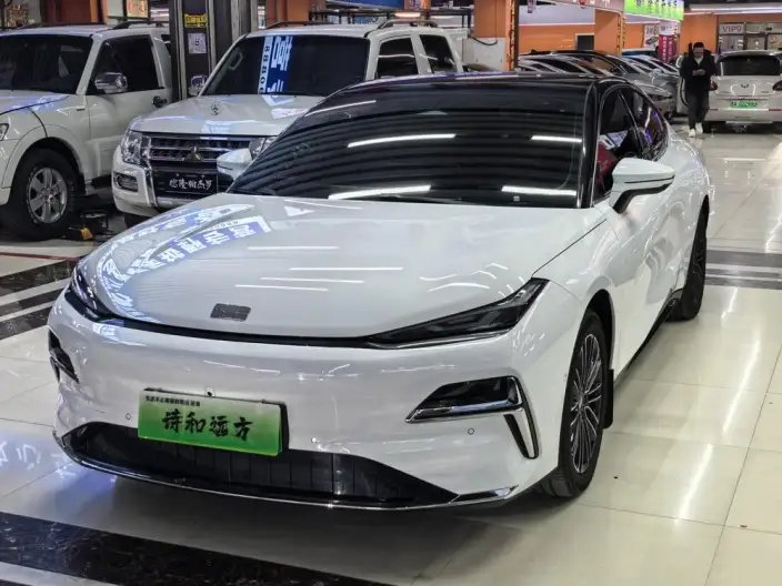 Geely Galaxy E8 PHEV 2025 Model 130km EM-i Exclusive Edition – фото 1