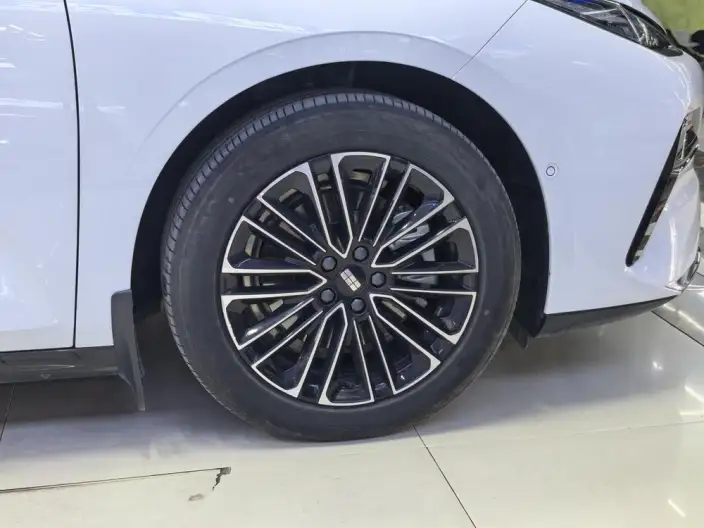 Geely Galaxy E8 PHEV 2025 Model 130km EM-i Exclusive Edition – фото 7