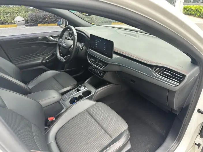 Ford Focus 2021 Model Hatchback EcoBoost 180 Automatic ST Line – фото 7
