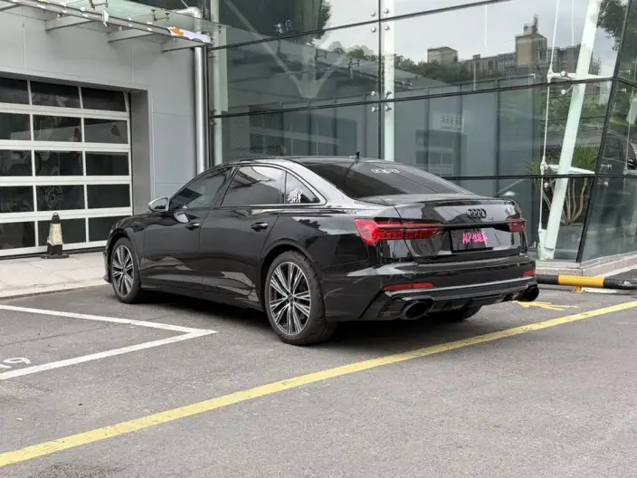 Audi A6L 2023 Model 55 TFSI quattro Exclusive Dynamic Model – фото 4